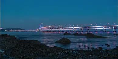 4K大连星海广场跨海大桥白天转夜晚视频的预览图